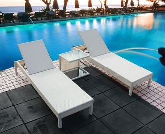 China Outdoor garden wicker furniture sunbed PE Rattan beach chair Chaise lounge chair supplier